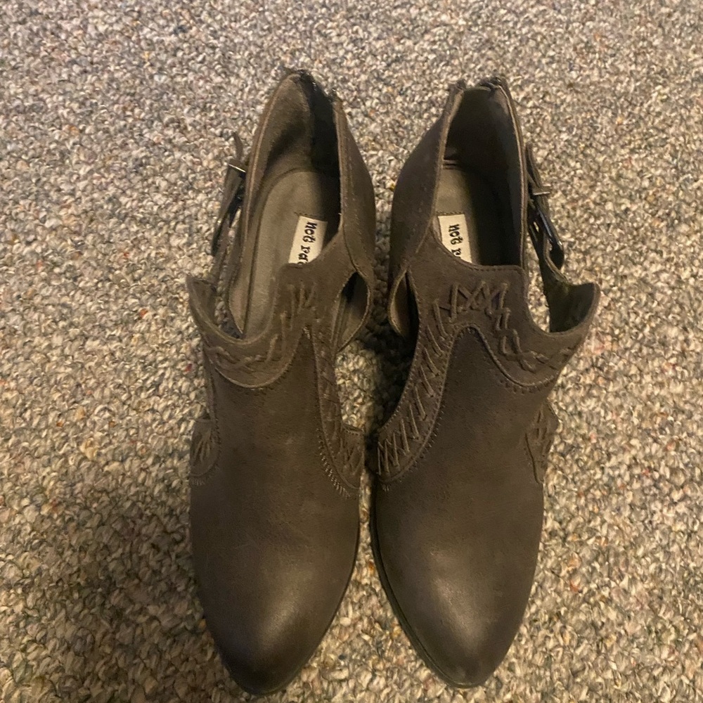 Charcoal booties size 9 Not rated brand